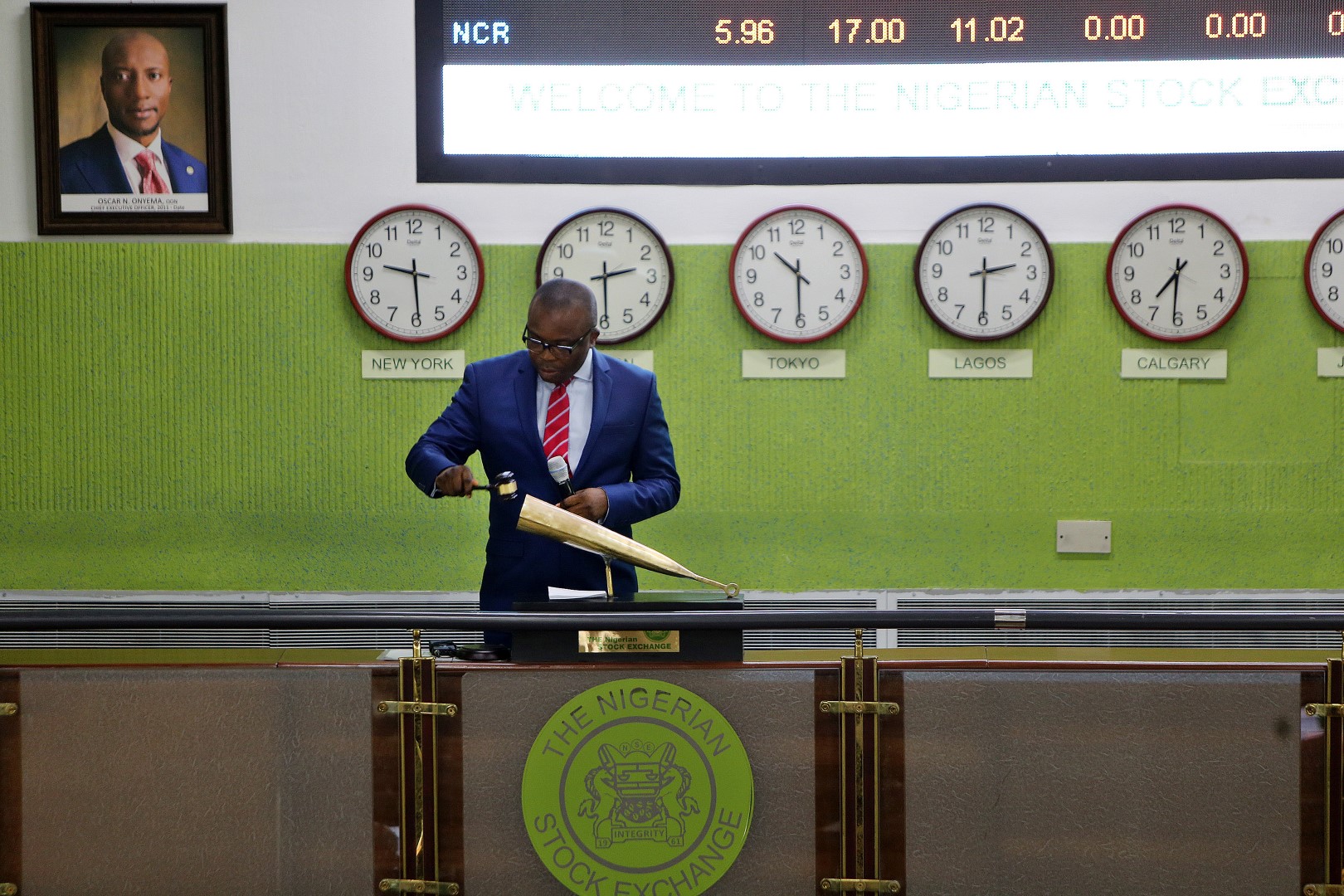 An employee rings the opening bell on the trading floor at the Nigerian Stock Exchange (NSE) in Lagos, Nigeria, on Monday, Oct. 26, 2015. Nigeria plans to create a $25 billion fund with public and private financing to modernize infrastructure and avoid a recession, Vice President Yemi Osinbajo said. Photographer: George Osodi/Bloomberg