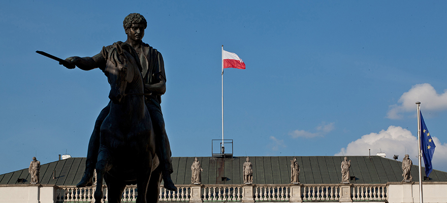 A Polish national flag flies above the presidential palace beyond a statue of King Stanislaw Poniatowski in Warsaw, Poland, on Monday, June 16, 2014. Poland may be forced to hold an early ballot as a scandal over leaked recordings of conversations among officials roils the nation, Prime Minister Donald Tusk said. Photographer: Piotr Malecki/Bloomberg