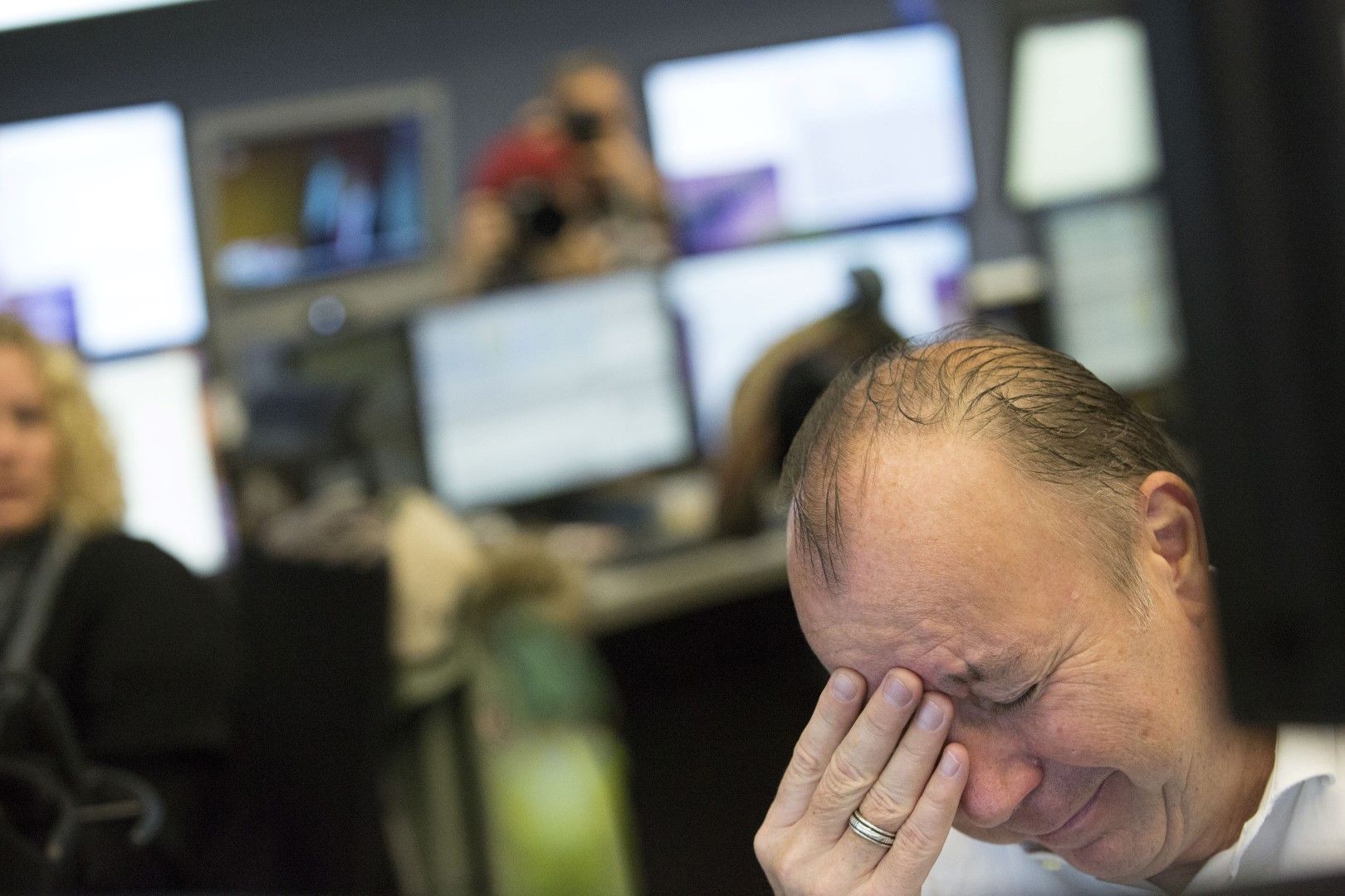 A trader reacts as trading begins inside the Frankfurt Stock Exchange following the U.S. Presidential election result announcement in Frankfurt, Germany, on Wednesday, Nov. 09, 2016. Global markets were thrown into disarray as Donald Trump won the U.S. presidential election, shocking traders after recent polls indicated that Hillary Clinton would be the victor. Photographer: Alex Kraus/Bloomberg