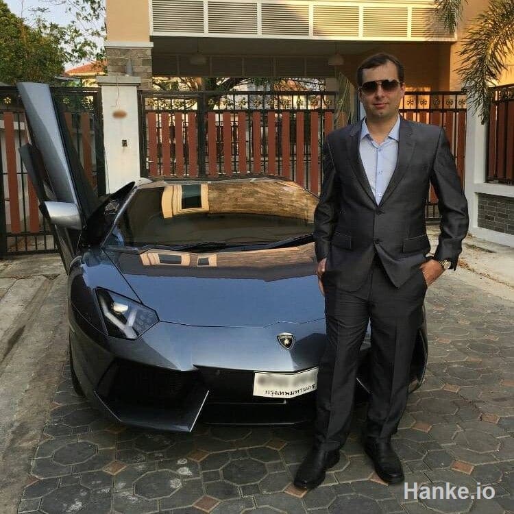 Александре Казес на фоне одного из своих Lamborghini (hanke.io)
