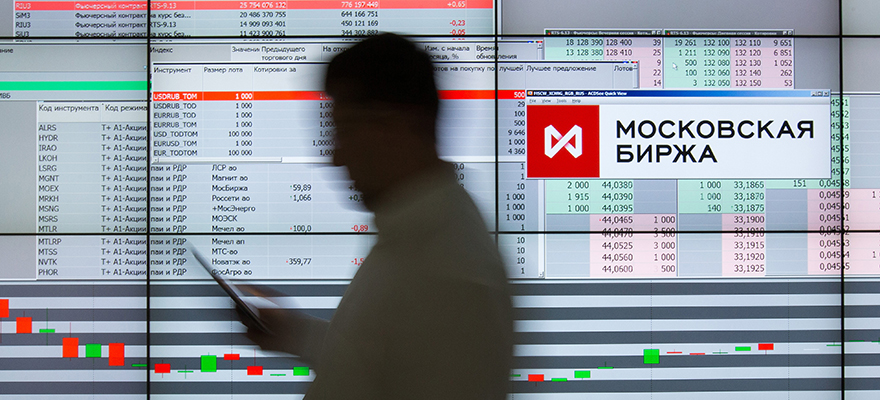 A visitor passes a large electronic screen display stock price information at the OAO Moscow Exchange in Moscow, Russia, on Thursday, Aug. 29, 2013. Russia's main stock and fixed-income exchange will move on Sept. 2 from the current system of T+0, in which trades must be settled on execution, to a T+2 mode for all equities, Russian depositary receipts and exchange-traded funds. Photographer: Andrey Rudakov/Bloomberg