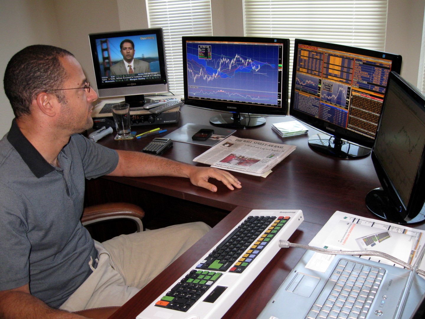 Online trader Raymond Firetag works from his home in Sacramento, California in this undated handout photo. After 14 years in real estate, the 43-year old now makes bets on the world's biggest currency pairs, such as the euro/dollar, dollar/Swiss francs, and sterling/yen, on a laptop hooked up to four monitors in his house. To match feature MARKET/CURRENCIES REUTERS/Handout (UNITED STATES BUSINESS) FOR EDITORIAL USE ONLY. NOT FOR SALE FOR MARKETING OR ADVERTISING CAMPAIGNS - RTR247KB