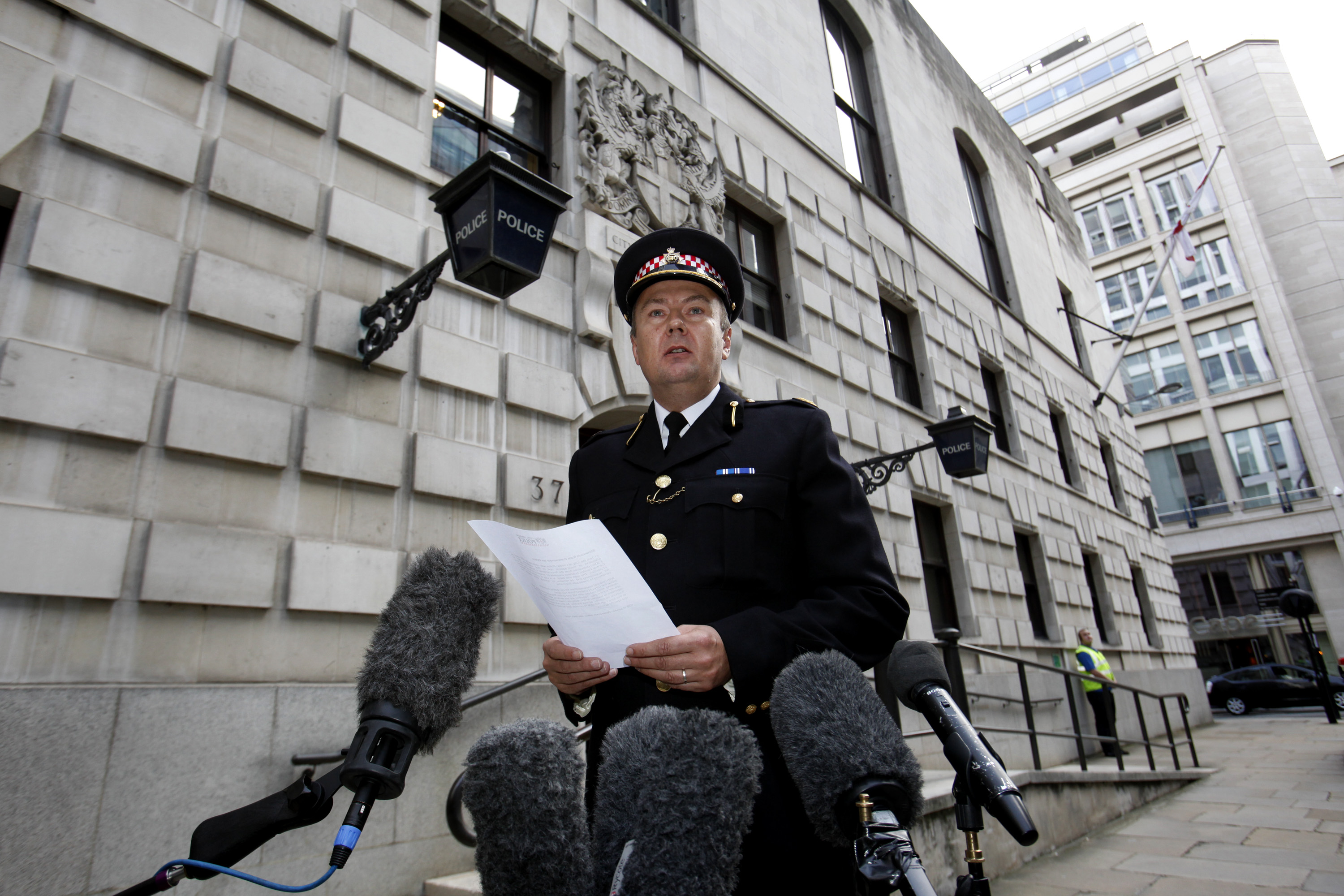 Commander Ian Dyson, of the City of London police, delivers a statement to the media outside Wood Street police station following the arrest of a UBS trader in London, U.K., on Thursday, Sept. 15, 2011. UBS AG, Switzerlands biggest bank, said it may be unprofitable in the third quarter after a $2 billion loss from unauthorized trading at its investment bank. Photographer: Simon Dawson/Bloomberg *** Local Caption *** Ian Dyson