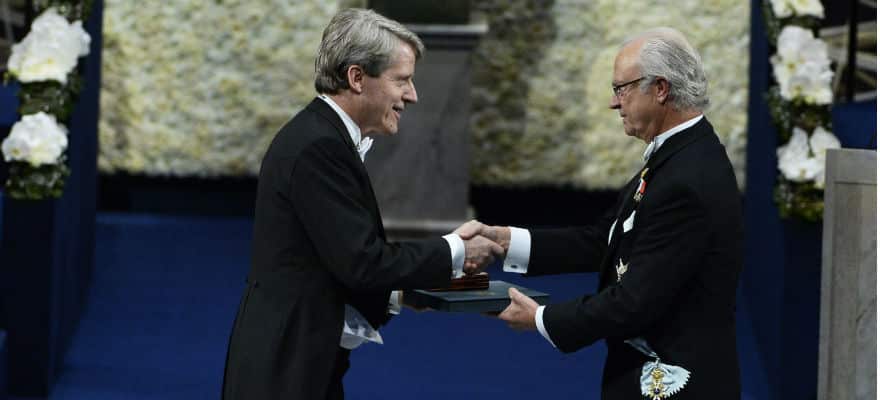  Фото: Роберт Шиллер получает нобелевскую премию в  экономической науке от короля Швеции Карла Густафа