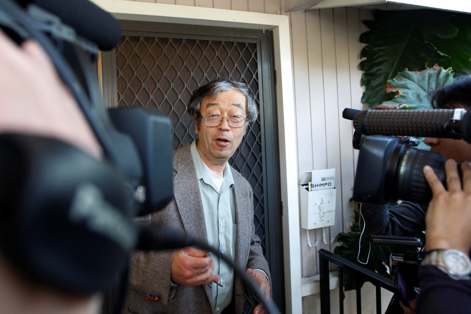 A man widely believed to be Bitcoin currency founder Satoshi Nakamoto, also known as Dorian Nakamoto, is surrounded by reporters as he leaves his home in Temple City, California March 6, 2014. REUTERS/David McNew (UNITED STATES - Tags: BUSINESS TPX IMAGES OF THE DAY) - GM1EA370DAA01