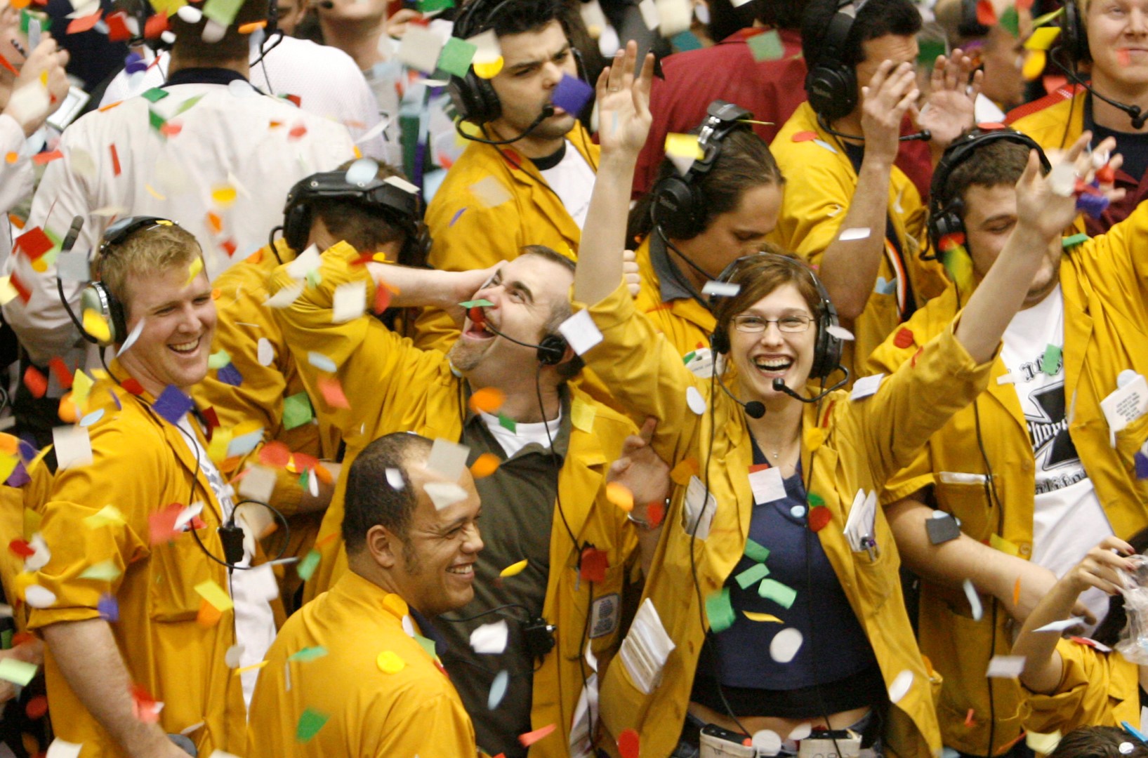 Clerks and traders in the Euro Dollar pit at the Chicago Mercantile Exchange celebrate the New Year at the close of trading on the last business day of the year December 29, 2006. REUTERS/John Gress (UNITED STATES) - GM1DUGRBXNAA