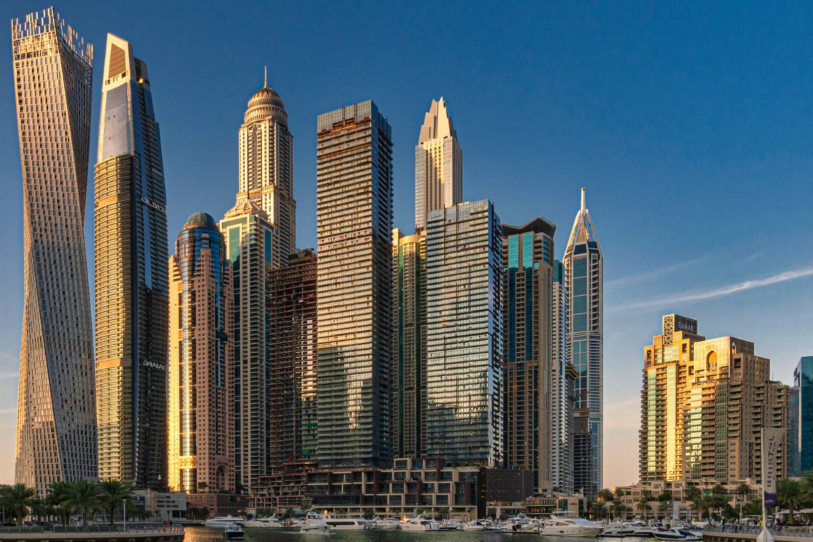 Дубай небоскребы. Небоскреб Бурдж-Халифа. ОАЭ достопримечательности Бурдж Халифа. Мун Тауэр Дубай.
